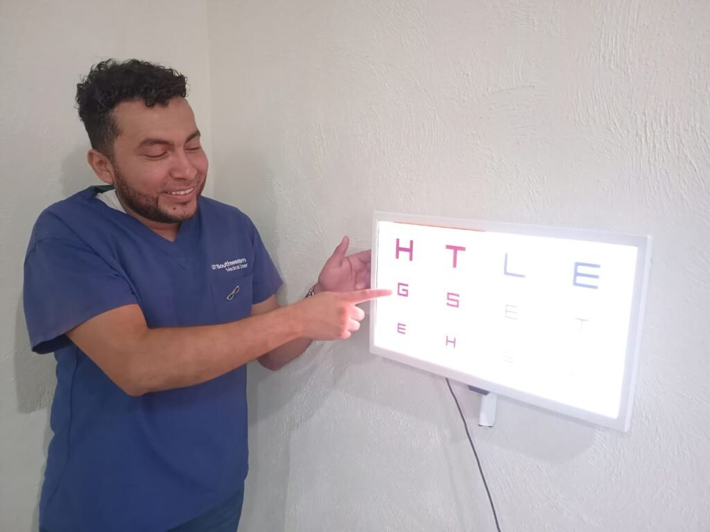 Pantalla digital con letras para evaluación visual en Óptica Jesús Méndez.